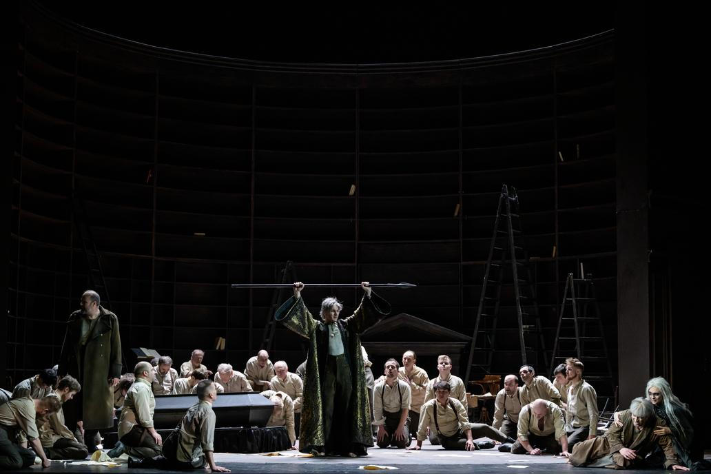 Matthew Newlin jako Parsifal přinášející Kopí osudu ztracené v boji králem Amfortasem (Jiří Hájek). Vlevo Timo Riihonen (Gurnemanz), vpravo Ester Pavlů (Kundry).