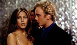 Jay Mohr po filmu Perfektní záskok obvinil Jennifer Anistonovou, že byla na place nesnesitelná a panovačná. 