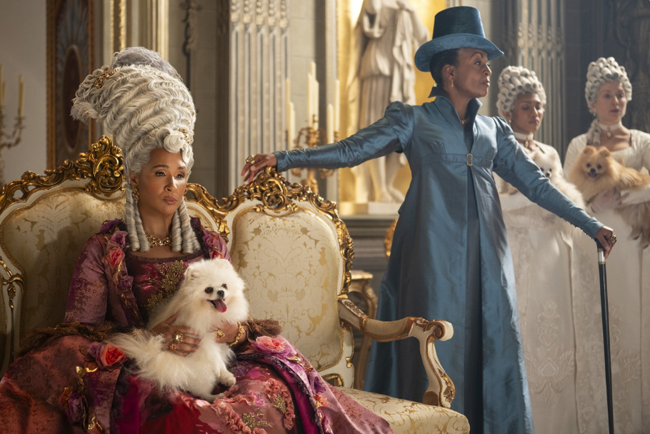 Královnu Šarlotu v seriálu hraje Golda Rosheuvelová. Její opulentní paruky poutají pozornost.