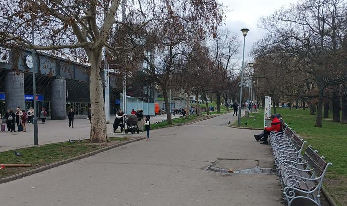 Nové lavičky před hlavním nádražím.