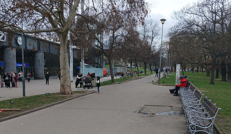 Nové lavičky před hlavním nádražím.