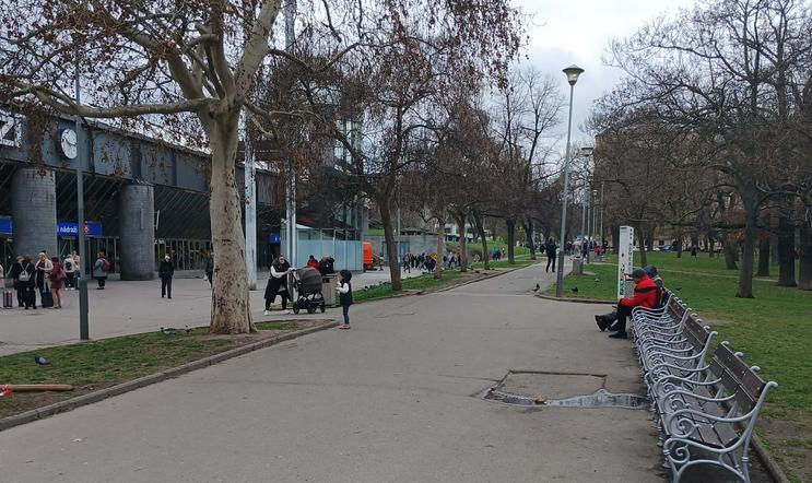 Nové lavičky před hlavním nádražím.