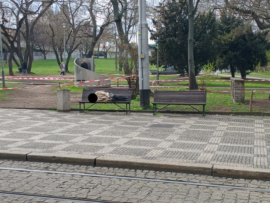 Běžné lavičky poblíž hlavního nádraží zůstávají.