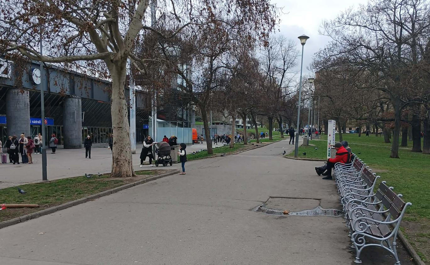 Nové lavičky před hlavním nádražím.