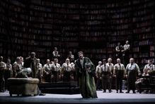 Ivo Hrachovec jako umírající Titurel (v křesle) a zraněný král a strážce grálu Amfortas (Jiří Hájek).