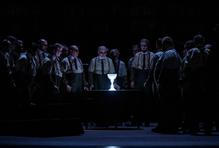 Rytíři Svatého grálu (Sbor Státní opery a Národního divadla) jako knihovníci strážící vědění a moudrost.