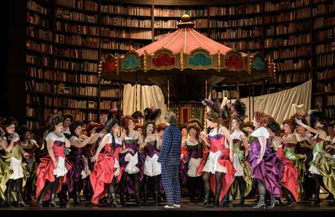 Matthew Newlin jako Parsifal v obležení Květinových žen, které se ho snaží svést.