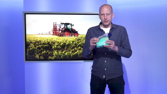 Šéfredaktor Aktuálně.cz Matyáš Zrno vysvětluje u interaktivní tabule, jak blokáda Hormuzského průlivu ovlivní celosvětové ceny potravin.