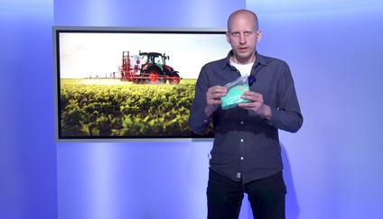 Šéfredaktor Aktuálně.cz Matyáš Zrno vysvětluje u interaktivní tabule, jak blokáda Hormuzského průlivu ovlivní celosvětové ceny potravin. 