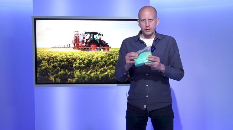 Šéfredaktor Aktuálně.cz Matyáš Zrno vysvětluje u interaktivní tabule, jak blokáda Hormuzského průlivu ovlivní celosvětové ceny potravin.