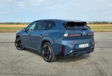 Zatím jediné dostupné provedení je čtyřkolka se dvěma elektromotory a celkem 345 kW. Z 0 na 100 km/h zrychlí SUV za 4,9 vteřiny.