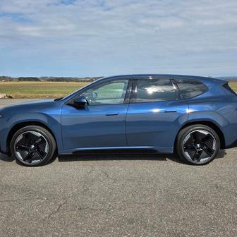 To má na délku 4782 mm a mezi nápravami 2897 mm. Jeho konkurenty jsou třeba Mercedes GLC nebo Tesla Model Y.