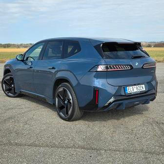 Zatím jediné dostupné provedení je čtyřkolka se dvěma elektromotory a celkem 345 kW. Z 0 na 100 km/h zrychlí SUV za 4,9 vteřiny.