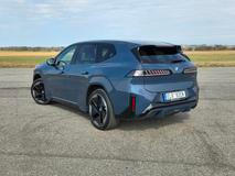 Zatím jediné dostupné provedení je čtyřkolka se dvěma elektromotory a celkem 345 kW. Z 0 na 100 km/h zrychlí SUV za 4,9 vteřiny.