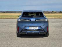 Testovaná verze s M paketem a dalšími příplatky už ale přesahuje dvoumilionovou hranici. Brzy nicméně přijede i levnější zadokolka.