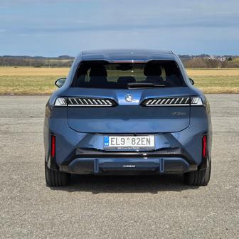 Testovaná verze s M paketem a dalšími příplatky už ale přesahuje dvoumilionovou hranici. Brzy nicméně přijede i levnější zadokolka.