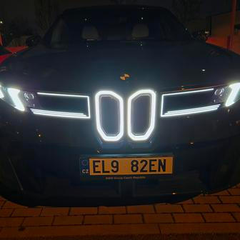 Volitelný paket Iconic Glow mimo jiné s podsvícenými ledvinkami vynikne hlavně v noci.