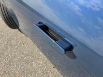 Kliky dveří jsou elektricky vysouvací.