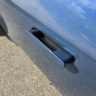 Kliky dveří jsou elektricky vysouvací.