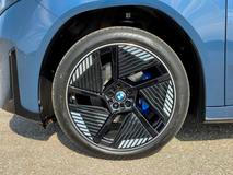 Takto vypadají volitelná 21palcová kola. I na nich je iX3 překvapivě velmi komfortní.