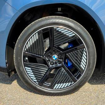 Takto vypadají volitelná 21palcová kola. I na nich je iX3 překvapivě velmi komfortní.