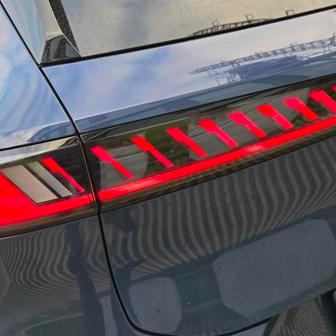 Skupinová světla mají zajímavou grafiku, nicméně dohromady s tvarováním zadní části nemusí BMW z tohoto úhlu sednout každému.