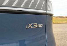 Verze 50 xDrive je zatím jedinou v Česku dostupnou. Brzy ale nabídku iX3 obohatí i levnější a slabší zadokolka.