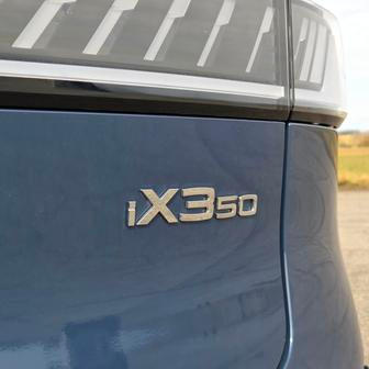 Verze 50 xDrive je zatím jedinou v Česku dostupnou. Brzy ale nabídku iX3 obohatí i levnější a slabší zadokolka.