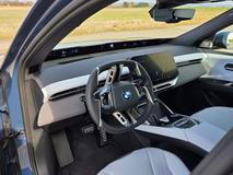 Interiér vozu vzbudil po představení spoustu vášní díky svému minimalismu i projekčnímu displeji Panoramic Vision. Faktem ale je, že kabina, ač minimalistická, je plně funkční. Navíc vyrobená z kvalitních materiálů.