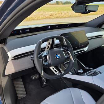 Interiér vozu vzbudil po představení spoustu vášní díky svému minimalismu i projekčnímu displeji Panoramic Vision. Faktem ale je, že kabina, ač minimalistická, je plně funkční. Navíc vyrobená z kvalitních materiálů.