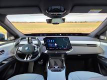 17,9palcový zkosený displej vyžaduje zvyk, ale za jízdy oceníte, že právě díky zkosení neubírá auto tolik z předávaných informací řidiči.