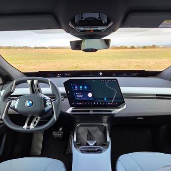 17,9palcový zkosený displej vyžaduje zvyk, ale za jízdy oceníte, že právě díky zkosení neubírá auto tolik z předávaných informací řidiči.