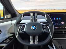 Volant sice designově nemusí sednout každému, drží se ale skvěle. Věnec je široký „tak akorát“, k tomu je vykrojení na ideálním místě.