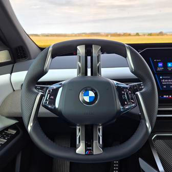 Volant sice designově nemusí sednout každému, drží se ale skvěle. Věnec je široký „tak akorát“, k tomu je vykrojení na ideálním místě.