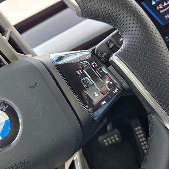 Ačkoliv nevypadají, tlačítka na volantu mají haptickou odezvu.