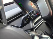 Jen páčky pod volantem působí oproti zbytku kabiny možná trochu lacině.