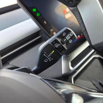 Jen páčky pod volantem působí oproti zbytku kabiny možná trochu lacině.