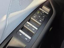 Žádné dotykové plochy, žádné novátorské ovládání jako u spalovací X3. Elektrická iX3 je, co se týká ovládání oken a zrcátek, věrná klasice.