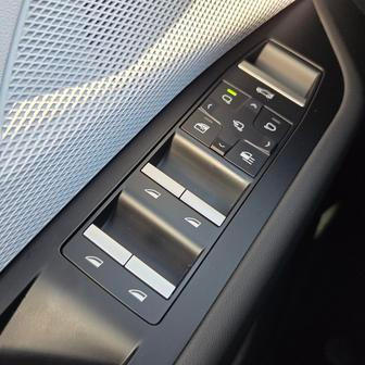 Žádné dotykové plochy, žádné novátorské ovládání jako u spalovací X3. Elektrická iX3 je, co se týká ovládání oken a zrcátek, věrná klasice.