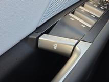 Na podobné vnitřní kliky dveří bude potřeba si zvyknout.