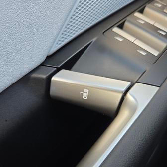 Na podobné vnitřní kliky dveří bude potřeba si zvyknout.