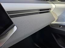 Látkové dekorační plochy působí hodnotně, pod nimi je potom ambientní osvětlení, které především ve tmě decentně prosvítá ven.