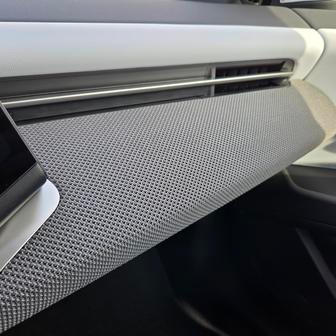 Látkové dekorační plochy působí hodnotně, pod nimi je potom ambientní osvětlení, které především ve tmě decentně prosvítá ven.