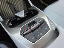 Volič převodovky není – jak bývá zvykem – pod volantem, ale klasicky na středovém tunelu.