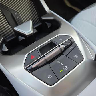 Volič převodovky není – jak bývá zvykem – pod volantem, ale klasicky na středovém tunelu.