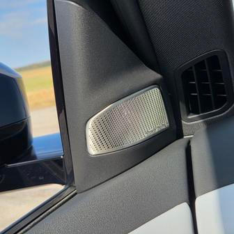 Volitelné audio Harman Kardon nabízí nadprůměrný audiozážitek.