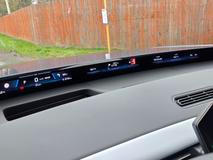 Na výběr je až šest okének, u nichž si posádka volí zobrazované informace. Jediné, co zůstává neměnné, je plocha před řidičem s provozními informacemi.