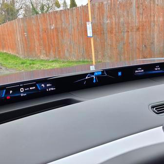 Největší inovací je pět centimetrů vysoký BMW Panoramic Vision, což je černý pás na čelním skle, na který se promítají nejrůznější informace. K dispozici jsou přednastavená zobrazení třeba s navigací, ale i možnost si zvolit, co přesně má auto ukazovat.