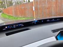 Největší inovací je pět centimetrů vysoký BMW Panoramic Vision, což je černý pás na čelním skle, na který se promítají nejrůznější informace. K dispozici jsou přednastavená zobrazení třeba s navigací, ale i možnost si zvolit, co přesně má auto ukazovat.