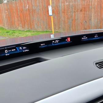 Na výběr je až šest okének, u nichž si posádka volí zobrazované informace. Jediné, co zůstává neměnné, je plocha před řidičem s provozními informacemi.